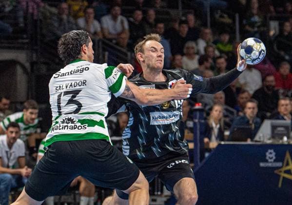 Handball, Herren, Saison 2025 2026, Champions League (Gruppe A, 8. Spieltag), Füchse Berlin - Sporting CP, v.l. Salvador Martinho Rocha Nogueira Salvador (Sporting), Mathias Gidsel (Füchse Berlin), 20.11.2025, Copyright: xSebastianxRäppold MatthiasxKochx