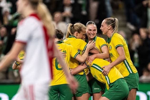 251120 Smilla Holmberg of Hammarby celebrates with Vilde Hasund, Anna Josendal and Ellen Wangerheim after 2-1 during the UEFA Women s Europa Cup football match between Hammarby and Ajax on November 20, 2025 in Stockholm. Photo: Emma Wallskog BILDBYRAN COP 320 EW0590 fotboll football soccer fotball europa cup hammarby ajax uefa womens europa cup dam bbeng jubel Copyright: EMMAxWALLSKOG BB251120EW096