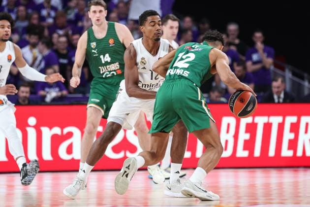 November 20, 2025, Madrid, Madrid, SPAIN: Maodo Lo of Zalgiris Kaunas and Theo Maledon of Real Madrid in action during the Turkish Airlines EuroLeague Regular Season Round 12 match between Real Madrid and Zalgiris Kaunas at Movistar Arena on November 20, 2025 in Madrid, Spain. Madrid SPAIN - ZUMAa181 20251120_zaa_a181_117 Copyright: xIrinaxR.xHipolitox