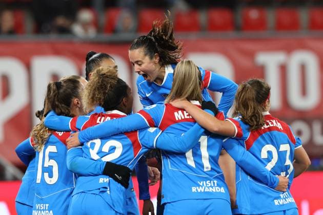 Synne Jensen of Atletico Madrid celebrates after scoring the goal with his team mates during the match FC Twente Enschede vs Atletico de Madrid at the Stadium the Grolsch Veste for the Champions League women season 2025-2026 in ENSCHEDE, Netherlands on 20 november 2025, (photo by Peter Lous EYE4images DeFodi Images)