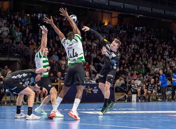 Handball, Herren, Saison 2025 2026, Champions League (Gruppe A, 8. Spieltag), Füchse Berlin - Sporting CP, v.l. Max Darj (Füchse Berlin), Salvador Martinho Rocha Nogueira Salvador (Sporting), Christian Yahoza Moga (Sporting), Lasse Bredekjaer Andersson (Füchse Berlin), 20.11.2025, Copyright: xSebastianxRäppold MatthiasxKochx