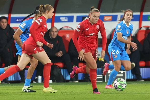 Jaimy Ravensbergen of FC Twente during the match FC Twente Enschede vs Atletico de Madrid at the Stadium the Grolsch Veste for the Champions League women season 2025-2026 in ENSCHEDE, Netherlands on 20 november 2025, (photo by Peter Lous EYE4images DeFodi Images)