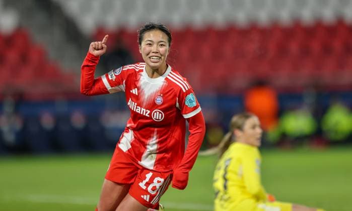FRA, Paris, Paris St. Germain vs FC Bayern München, Women s Champions League, UEFA, Saison 2526, Parc des Princes, 4. Spieltag im Bild: Tor und Jubel, Momoko Tanikawa (Bayern München 18), erzielt das 2:1 für Bayern DFB DFL REGULATIONS PROHIBIT ANY USE OF PHOTOGRAPHS AS IMAGE SEQUENCES AND OR QUASI-VIDEO, 20.11.2025 Copyright: HMBxMedia HendrikxHamelau