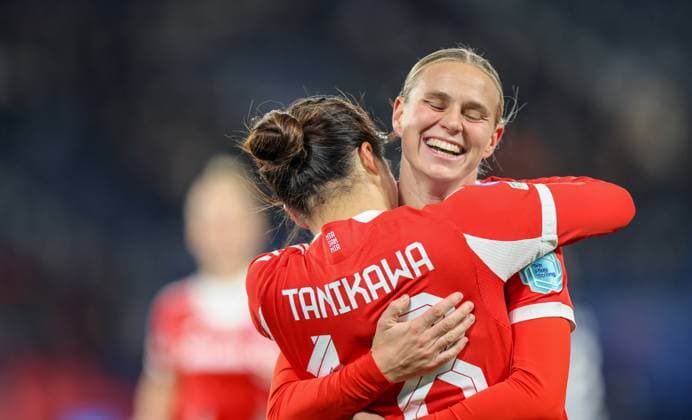 FRA, Paris, Paris St. Germain vs FC Bayern München, Women s Champions League, UEFA, Saison 2526, Parc des Princes, 4. Spieltag im Bild: Tor und Jubel, Momoko Tanikawa (Bayern München 18), erzielt das 2:1 für Bayern, Klara Bühl (Bayern München 17) DFB DFL REGULATIONS PROHIBIT ANY USE OF PHOTOGRAPHS AS IMAGE SEQUENCES AND OR QUASI-VIDEO, 20.11.2025 Copyright: HMBxMedia HendrikxHamelau