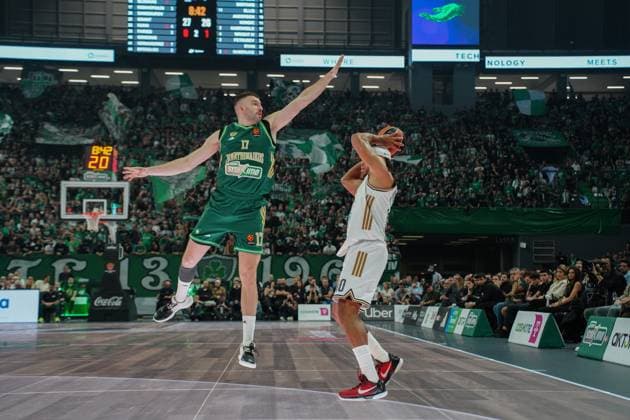 November 20, 2025, Athens, Athens, Greece: NIKOS ROVAGOPOULOS tryes to block JUSTIN ANDERSON during the EuroLeague Round 12 game between Panathinaikos Aktor BC and Dubai at Telekom Center Athens on November 20, 2025 Athens Greece - ZUMAa226 20251120_zip_a226_009 Copyright: xGiorgosxArapekosx