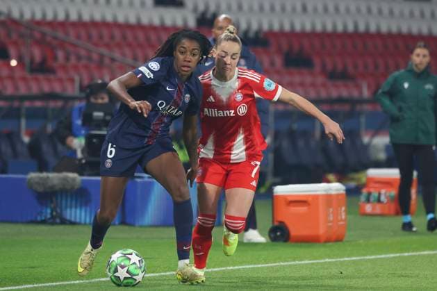 FOOTBALL FEMININ : Paris Saint Germain Vs Bayern Munich - Ligue des Champions - 20 11 2025 Joe Echegini (Paris Saint Germain) Vs Giulia Gwinn (Bayern Munich) ParisFrance  Copyright: xMichaelxBaucherx