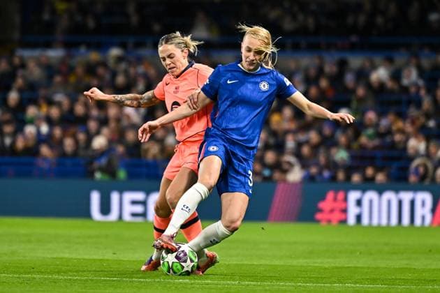 Aggie Beever-Jones (33 Chelsea) in action during the UEFA Women s Champions League match between Chelsea FC and FC Barcelona, Barca at Stamford Bridge on November 20th, 2025 in London, England. Copyright: xYaroslavxDunkax xSPPx Sportspressphoto_SPR64221