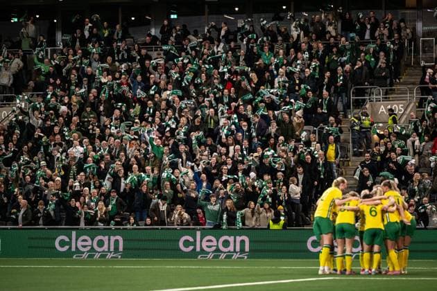 251120 Smilla Holmberg of Hammarby celebrates with team mates after 2-1 during the UEFA Women s Europa Cup football match between Hammarby and Ajax on November 20, 2025 in Stockholm. Photo: Emma Wallskog BILDBYRAN COP 320 EW0590 fotboll football soccer fotball europa cup hammarby ajax uefa womens europa cup dam bbeng jubel publik Copyright: EMMAxWALLSKOG BB251120EW108
