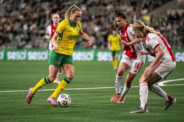 251120 Ellen Wangerheim of Hammarby and Danique Noordman of Ajax during the UEFA Women s Europa Cup football match between Hammarby and Ajax on November 20, 2025 in Stockholm. Photo: Emma Wallskog BILDBYRAN COP 320 EW0590 fotboll football soccer fotball europa cup hammarby ajax uefa womens europa cup dam bbeng Copyright: EMMAxWALLSKOG BB251120EW109