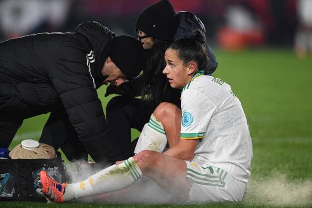 Roma s Evelyne Viens lies injured during a soccer match between Oud-Heverlee Leuven Women and Italian AS Roma, Thursday 20 November 2025 in Leuven, game 4 (out of 6) in the league phase of the UEFA Women s Champions League competition. JILLxDELSAUX  x143040761x