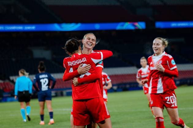 Momoko Tanikawa of Bayern Munchen celebrates with teammates after scoring her team s second goal during the UEFA Womens Champions League game between Paris Saint-Germain and FC Bayern Munich at Parc des Princes in Paris, France. Copyright: xPaulinexFIGUETx xSPPx Sportspressphoto_SPR64233