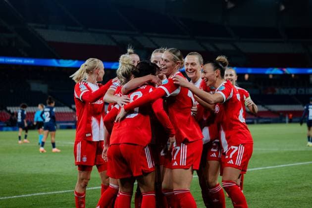 Momoko Tanikawa of Bayern Munchen celebrates with teammates after scoring her team s second goal during the UEFA Womens Champions League game between Paris Saint-Germain and FC Bayern Munich at Parc des Princes in Paris, France. Copyright: xPaulinexFIGUETx xSPPx Sportspressphoto_SPR64234