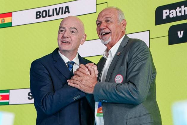 Fussball: FIFA WM-Qualifikation Europa 2025 26 Playoff-Auslosung Home of FIFA (Zürich, Schweiz): Gilles Tavergeux (Präsident New Caledonia) mit Gianni Infantino (FIFA Präsident) Zürich Kanton Zürich Schweiz Copyright: xJOERANxSTEINSIEKx