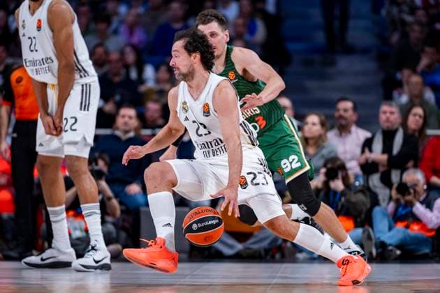 Real Madrid v Zalgiris Kaunas - Euroleague 2025 2026 Sergio Llull of Real Madrid in action with the ball during the EuroLeague Regular Season Round 12 match between Real Madrid and Zalgiris Kaunas at Movistar Arena on November 20, 2025 in Madrid, Spain. Madrid Movistar Arena Madrid Spain Copyright: xAlbertoxGardinx AGardin_20251120_Basket_Euro_ReaMad_Zal_0343