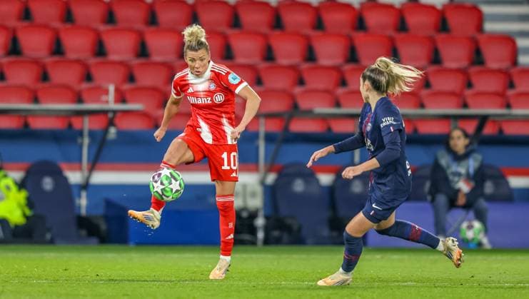 FRA, Paris, Paris St. Germain vs FC Bayern München, Women s Champions League, UEFA, Saison 2526, Parc des Princes, 4. Spieltag im Bild v.l.n.r: Linda Dallmann (Bayern München 10), Olga Carmona (Paris Saint-Germain 77) DFB DFL REGULATIONS PROHIBIT ANY USE OF PHOTOGRAPHS AS IMAGE SEQUENCES AND OR QUASI-VIDEO, 20.11.2025 Copyright: HMBxMedia HendrikxHamelau