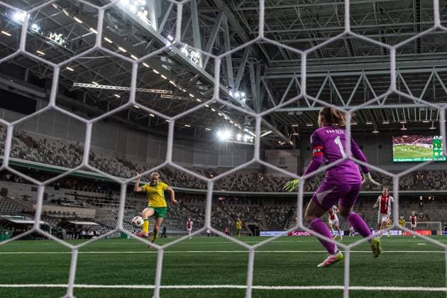 251120 Smilla Holmberg of Hammarby scores 2-1 behind goalkeeper Regina van Eijk of Ajax during the UEFA Women s Europa Cup football match between Hammarby and Ajax on November 20, 2025 in Stockholm. Photo: Emma Wallskog BILDBYRAN COP 320 EW0590 fotboll football soccer fotball europa cup hammarby ajax uefa womens europa cup dam bbeng Copyright: EMMAxWALLSKOG BB251120EW116
