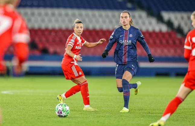 FRA, Paris, Paris St. Germain vs FC Bayern München, Women s Champions League, UEFA, Saison 2526, Parc des Princes, 4. Spieltag im Bild v.l.n.r: Arianna Caruso (Bayern München 27), RomÃ e Leuchter (Paris Saint-Germain 17) DFB DFL REGULATIONS PROHIBIT ANY USE OF PHOTOGRAPHS AS IMAGE SEQUENCES AND OR QUASI-VIDEO, 20.11.2025 Copyright: HMBxMedia HendrikxHamelau