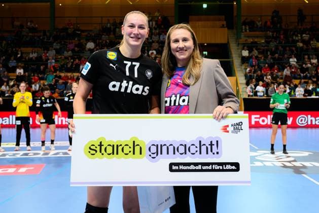 Handball, Frauen Laenderspiel - Schweiz - Deutschland Viola Leuchter (Deutschland) Player of the Match, Saskia Lang St. Gallen Kreuzbleiche Schweiz