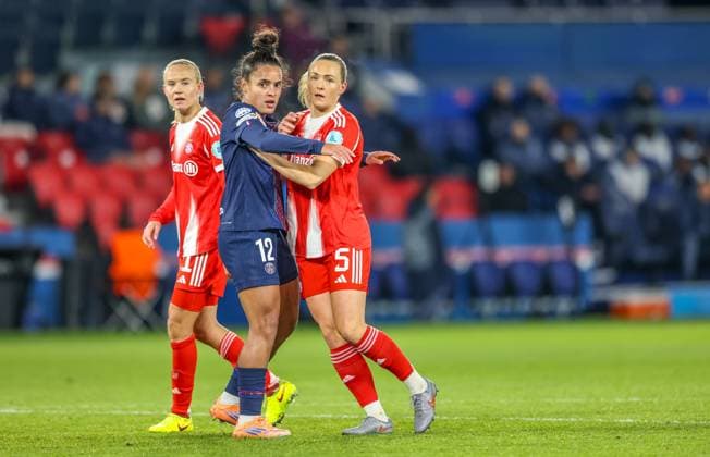 FRA, Paris, Paris St. Germain vs FC Bayern München, Women s Champions League, UEFA, Saison 2526, Parc des Princes, 4. Spieltag im Bild v.l.n.r: Isabela Chagas (Paris Saint-Germain 12), Magdalena Eriksson (Bayern München 5) DFB DFL REGULATIONS PROHIBIT ANY USE OF PHOTOGRAPHS AS IMAGE SEQUENCES AND OR QUASI-VIDEO, 20.11.2025 Copyright: HMBxMedia HendrikxHamelau