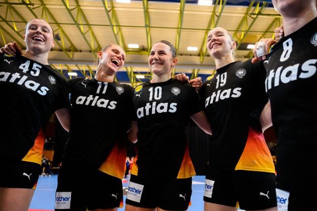 Handball, Frauen Laenderspiel - Schweiz - Deutschland v.li. Jolina Huhnstock (Deutschland), Xenia Smits (Deutschland), Mareike Thomaier (Deutschland), Nieke Kühne Kuehne (Deutschland), Nina Engel (Deutschland) St. Gallen Kreuzbleiche Schweiz