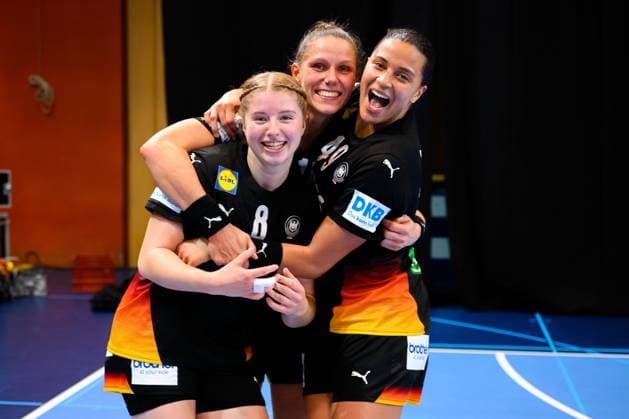 Handball, Frauen Laenderspiel - Schweiz - Deutschland Nina Engel (Deutschland), Xenia Smits (Deutschland), Aimee von Pereira (Deutschland) Schlussjubel Schlußjubel Emotion Freude St. Gallen Kreuzbleiche Schweiz