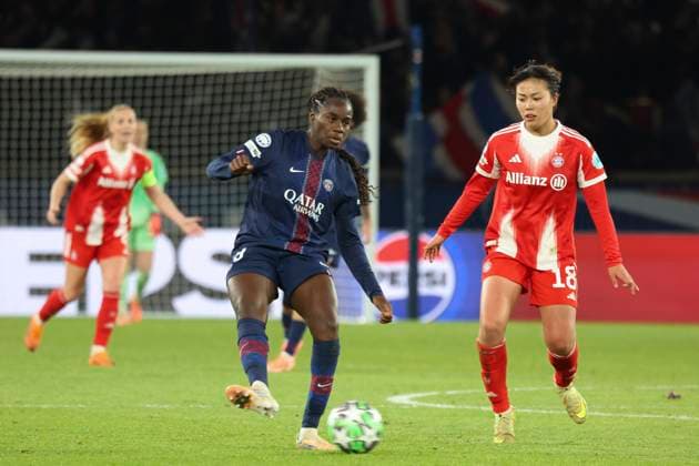 FOOTBALL FEMININ : Paris Saint Germain Vs Bayern Munich - Ligue des Champions - 20 11 2025 Griedge Mbock (Paris Saint Germain) Vs Momoko Tanikawa (Bayern Munich) ParisFrance  Copyright: xMichaelxBaucherx