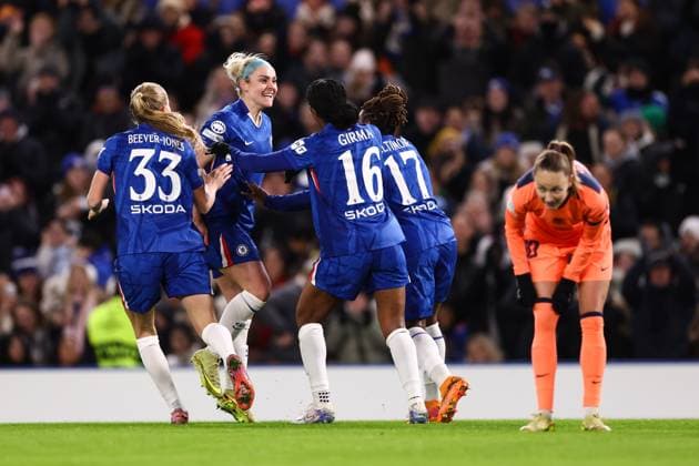 Chelsea v Barcelona 20 November 2025, London - UEFA Women s Champions League - Chelsea v Barcelona - Ellie Carpenter of Chelsea celebrates their first goal with her team mates - Photo: Jacques Feeney Offside. London UK Copyright: xJacquesxFeeneyx xOffsidexOffside