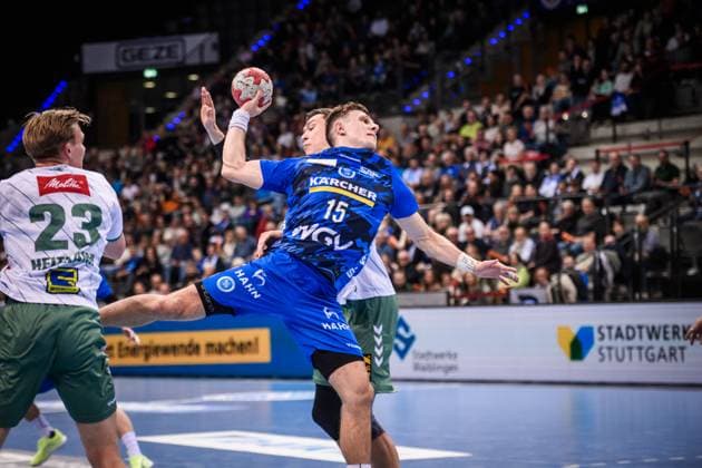 Simone Mengon (TVB Stuttgart, 15) springt vorbei an Azat Valiullin (TSV GWD Minden, 55), re. und Niclas Benedict Heitkamp (TSV GWD Minden, 23), li. GER, TVB 1898 Stuttgart - TSV GWD Minden, DAIKIN HBL, Handball, Bundesliga, 13. Spieltag, Spielzeit 2025 2026, 20.11.2025 GER, TVB 1898 Stuttgart - TSV GWD Minden, DAIKIN HBL, Handball, Bundesliga, 13. Spieltag, Spielzeit 2025 2026, 20.11.2025 Stuttgart Copyright: xSandyxDinkelackerx EP_SDR