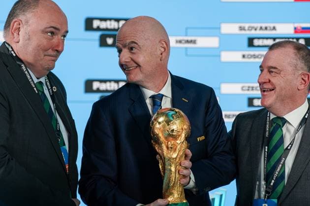Fussball: FIFA WM-Qualifikation Europa 2025 26 Playoff-Auslosung Home of FIFA (Zürich, Schweiz): Gianni Infantino (FIFA Präsident) mit WM Trophäe und Conrad Kirkwood (Präsident Nordirland) und Patrick Nelson (General Secretary) Zürich Kanton Zürich Schweiz Copyright: xJOERANxSTEINSIEKx