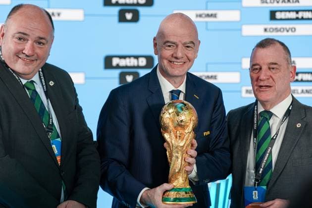 Fussball: FIFA WM-Qualifikation Europa 2025 26 Playoff-Auslosung Home of FIFA (Zürich, Schweiz): Gianni Infantino (FIFA Präsident) mit WM Trophäe und Conrad Kirkwood (Präsident Nordirland) und Patrick Nelson (General Secretary) Zürich Kanton Zürich Schweiz Copyright: xJOERANxSTEINSIEKx