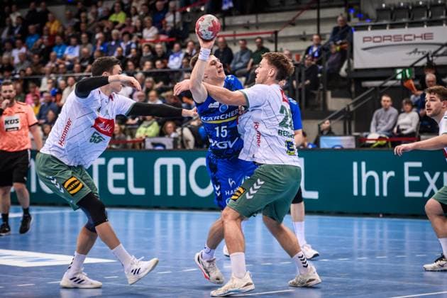 Niclas Benedict Heitkamp (TSV GWD Minden, 23), re. und Azat Valiullin (TSV GWD Minden, 55), li. stoppen Angriff von Simone Mengon (TVB Stuttgart, 15) GER, TVB 1898 Stuttgart - TSV GWD Minden, DAIKIN HBL, Handball, Bundesliga, 13. Spieltag, Spielzeit 2025 2026, 20.11.2025 GER, TVB 1898 Stuttgart - TSV GWD Minden, DAIKIN HBL, Handball, Bundesliga, 13. Spieltag, Spielzeit 2025 2026, 20.11.2025 Stuttgart Copyright: xSandyxDinkelackerx EP_SDR