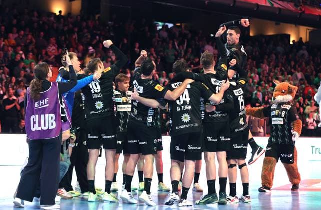 Füchse Mannschaft jubelt nach Spielende Freude Emotion Jubel Handball CL Championsleague Champions League Herren 8. Spieltag Saison 2025 2026 20.11.2025 Füchse Berlin vs Sporting CP Lissabon LCP in der Max Schmeling Halle