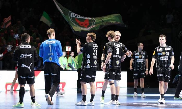 Füchse Mannschaft jubelt nach Spielende Freude Emotion Jubel Handball CL Championsleague Champions League Herren 8. Spieltag Saison 2025 2026 20.11.2025 Füchse Berlin vs Sporting CP Lissabon LCP in der Max Schmeling Halle