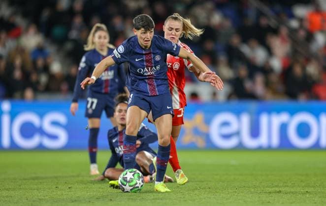 FRA, Paris, Paris St. Germain vs FC Bayern München, Women s Champions League, UEFA, Saison 2526, Parc des Princes, 4. Spieltag im Bild v.l.n.r: Isabela Chagas (Paris Saint-Germain 12), Georgia Stanway (Bayern München 31), Elisa De Almeida (Paris Saint-Germain 5) DFB DFL REGULATIONS PROHIBIT ANY USE OF PHOTOGRAPHS AS IMAGE SEQUENCES AND OR QUASI-VIDEO, 20.11.2025 Copyright: HMBxMedia HendrikxHamelau