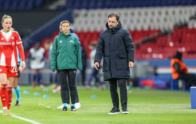 FRA, Paris, Paris St. Germain vs FC Bayern München, Women s Champions League, UEFA, Saison 2526, Parc des Princes, 4. Spieltag im Bild: JosÃ Barcala (Trainer Bayern München) DFB DFL REGULATIONS PROHIBIT ANY USE OF PHOTOGRAPHS AS IMAGE SEQUENCES AND OR QUASI-VIDEO, 20.11.2025 Copyright: HMBxMedia HendrikxHamelau