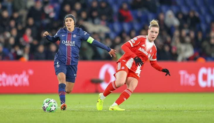 uFRA, Paris, Paris St. Germain vs FC Bayern München, Women s Champions League, UEFA, Saison 2526, Parc des Princes, 4. Spieltag im Bild v.l.n.r: Sakina Karchaoui (Paris Saint-Germain 7), Alara Åžehitler (Bayern München 14) DFB DFL REGULATIONS PROHIBIT ANY USE OF PHOTOGRAPHS AS IMAGE SEQUENCES AND OR QUASI-VIDEO, 20.11.2025 Copyright: HMBxMedia HendrikxHamelau