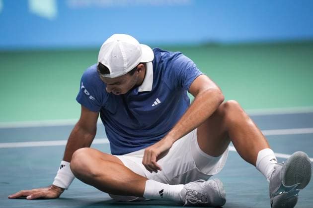Francisco Cerundolo with head down during the Davis Cup Finals 2025 Quarterfinals match between Francisco Cerundolo (Argentina) and Alexander Zverev (Germany) at Bologna Fiere, Bologna, Italy - November 20, 2025. - Tennis.  Copyright: xMassimoxPaolone LaPressex