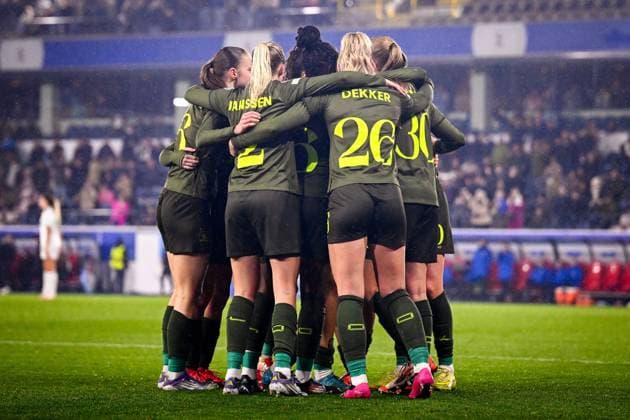 OH Leuven v AS Roma - UEFA Women s Champions League LEUVEN, BELGIUM - NOVEMBER 20 : Conijnenberg Jada forward of OH Leuven celebrates with the team after scoring a goal to make it 1-1 during the UEFA Women s Champions League 2025 26 League Phase MD4 match between OH Leuven and AS Roma on November 20, 2025 in Leuven, Belgium, 20 11 2025  Copyright: xTomasxSiskx
