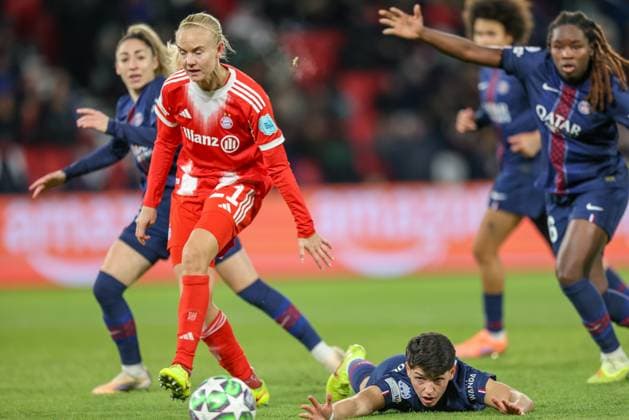 FRA, Paris, Paris St. Germain vs FC Bayern München, Women s Champions League, UEFA, Saison 2526, Parc des Princes, 4. Spieltag im Bild v.l.n.r: Pernille Harder (Bayern München 21), Elisa De Almeida (Paris Saint-Germain 5) DFB DFL REGULATIONS PROHIBIT ANY USE OF PHOTOGRAPHS AS IMAGE SEQUENCES AND OR QUASI-VIDEO, 20.11.2025 Copyright: HMBxMedia HendrikxHamelau