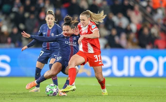 FRA, Paris, Paris St. Germain vs FC Bayern München, Women s Champions League, UEFA, Saison 2526, Parc des Princes, 4. Spieltag im Bild v.l.n.r: Isabela Chagas (Paris Saint-Germain 12), Georgia Stanway (Bayern München 31) DFB DFL REGULATIONS PROHIBIT ANY USE OF PHOTOGRAPHS AS IMAGE SEQUENCES AND OR QUASI-VIDEO, 20.11.2025 Copyright: HMBxMedia HendrikxHamelau