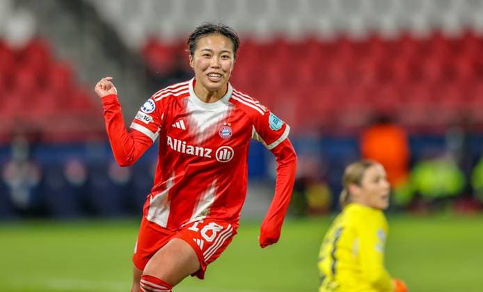 FRA, Paris, Paris St. Germain vs FC Bayern München, Women s Champions League, UEFA, Saison 2526, Parc des Princes, 4. Spieltag im Bild: Tor und Jubel, Momoko Tanikawa (Bayern München 18), erzielt das 2:1 für Bayern DFB DFL REGULATIONS PROHIBIT ANY USE OF PHOTOGRAPHS AS IMAGE SEQUENCES AND OR QUASI-VIDEO, 20.11.2025 Copyright: HMBxMedia HendrikxHamelau