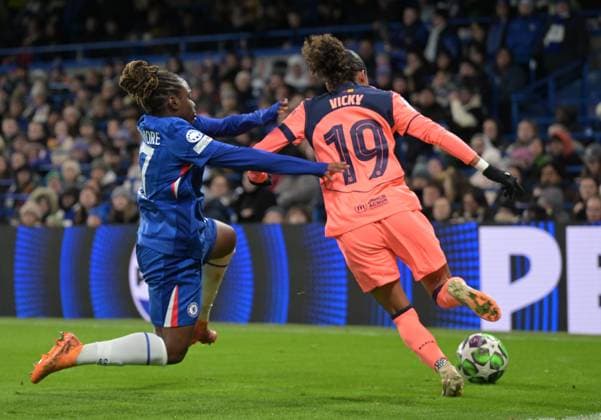 Chelsea Women v FC Barcelona, Barca Women UEFA Womens Champions League Sandy Baltimore of Chelsea Women tackles Vicky Lopez of Barcelona Women to concede a corner during the UEFA Womens Champions League match at Stamford Bridge, London UK Newspapers OUT Copyright: xNigelxBramleyx FIL-22524-0044