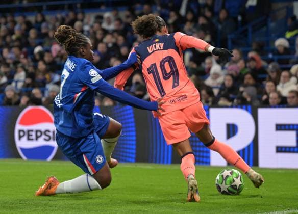 Chelsea Women v FC Barcelona, Barca Women UEFA Womens Champions League Sandy Baltimore of Chelsea Women tackles Vicky Lopez of Barcelona Women to concede a corner during the UEFA Womens Champions League match at Stamford Bridge, London UK Newspapers OUT Copyright: xNigelxBramleyx FIL-22524-0045