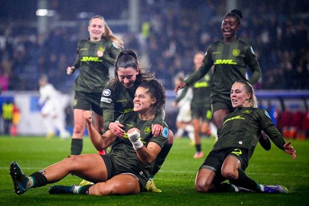 OH Leuven v AS Roma - UEFA Women s Champions League LEUVEN, BELGIUM - NOVEMBER 20 : Conijnenberg Jada forward of OH Leuven celebrates with the team of OH Leuven after scoring a goal to make it 1-1 during the UEFA Women s Champions League 2025 26 League Phase MD4 match between OH Leuven and AS Roma on November 20, 2025 in Leuven, Belgium, 20 11 2025  Copyright: xTomasxSiskx