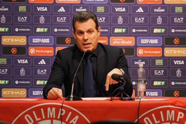 Dimitris Itoudis, head coach Hapoel IBI Tel Aviv during Olimpia Milano vs Hapoel Tel Aviv, Basketball Euroleague match in Assago (MI), Italy, November 20 2025  Copyright: xSavinoxPaolella IPAxSportx xipa-agency.netx xx IPA_68184969 IPA_Agency_IPA68184969