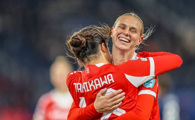 FRA, Paris, Paris St. Germain vs FC Bayern München, Women s Champions League, UEFA, Saison 2526, Parc des Princes, 4. Spieltag im Bild: Tor und Jubel, Momoko Tanikawa (Bayern München 18), erzielt das 2:1 für Bayern DFB DFL REGULATIONS PROHIBIT ANY USE OF PHOTOGRAPHS AS IMAGE SEQUENCES AND OR QUASI-VIDEO, 20.11.2025 Copyright: HMBxMedia HendrikxHamelau