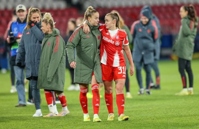 FRA, Paris, Paris St. Germain vs FC Bayern München, Women s Champions League, UEFA, Saison 2526, Parc des Princes, 4. Spieltag im Bild: Freude bei den Bayern Frauen nach dem Sieg, Giulia Gwinn (Bayern München 7) und Georgia Stanway (Bayern München 31) DFB DFL REGULATIONS PROHIBIT ANY USE OF PHOTOGRAPHS AS IMAGE SEQUENCES AND OR QUASI-VIDEO, 20.11.2025 Copyright: HMBxMedia HendrikxHamelau