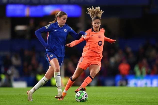 London, England, 20th November 2025. Wieke Kaptein of Chelsea and Laia Aleixandri of Barcelona challenge for the ball during the Chelsea Women vs Barcelona Women UEFA Womens Champions League match at Stamford Bridge, London. Picture credit should read: Paul Terry Sportimage EDITORIAL USE ONLY. No use with unauthorised audio, video, data, fixture lists, club league logos or live services. Online in-match use limited to 120 images, no video emulation. No use in betting, games or single club league player publications. SPI_035_PT_Chelsea_w_Barcelona_w SPI-4300-0035