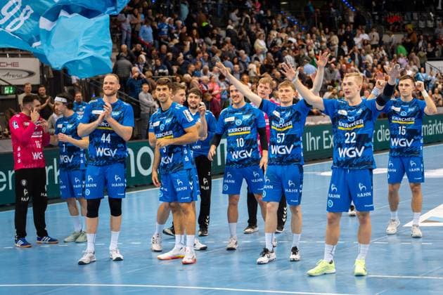 Handball I Herren I Saison 2025-2026 I Bundesliga I 13. Spieltag I TVB Stuttgart - GWD Minden I 20.11.2025 Jubel nach dem Sieg v.L. Lenny Rubin (44, TVB Stuttgart), Antonio Serradilla Cuenca (5, TVB Stuttgart), Ivan Snajder (10, TVB Stuttgart), Jakob Nigg (57, TVB Stuttgart), Torben Matzken (22, TVB Stuttgart) Stuttgart Porsche Arena Baden-Württemberg Deutschland Copyright: xLobeca MaxxPetershansx