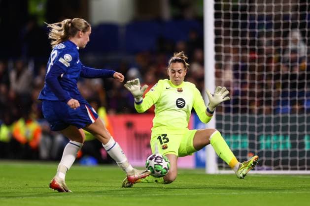 Chelsea v Barcelona 20 November 2025, London - UEFA Women s Champions League - Chelsea v Barcelona - Barcelona goalkeeper Cata Coll saves a shot from Wieke Kaptein of Chelsea - Photo: Jacques Feeney Offside. London UK Copyright: xJacquesxFeeneyx xOffsidexOffside